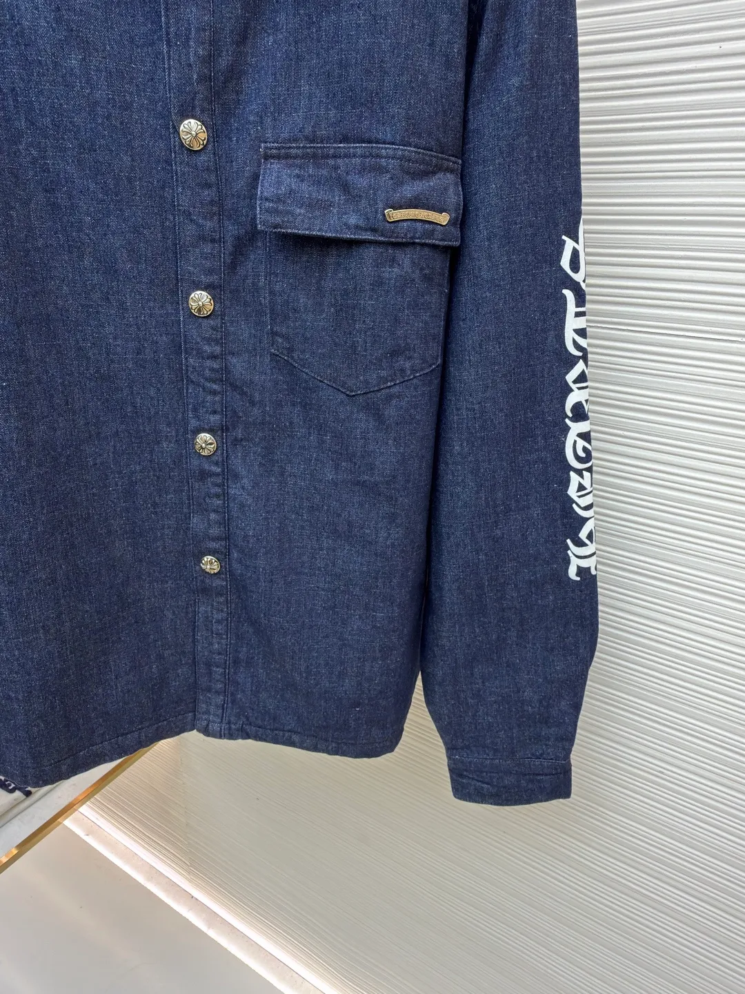 Chrome Hearts Denim Shirt Cotton Clothes ●Item No.: 1682230-C00 ●Fabric: Pure cotton twill denim fabric ●Technology: Glue printing ●Color: Blue ●Version: Fitted version ●Weight: about 930 grams ●Size: S-M-L ●Description: The original domestic stock was purchased for 3.4W. The development cost is extremely high, and the fabric is made of high-density pure cotton twill denim material imported from Italy. According to the original color matching and washing water test, the jacquard lining is tested N times and the minimum order is one thousand meters. The loss is huge. The quilting is made of Xinjiang cotton, which is thick and warm. The printing is based on the original version using hand-made glue printing, and the accessories collar label is made of imported lambskin. The overall wiring is straight and delicate, the fabric is comfortable and soft, and the color is consistent without color difference. It can be matched with the same style to create a fashionable look and control various occasions. Customized accessories, complete with three standards, same style for men and women!